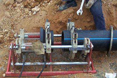 What is the connection method of the PE water supply pipe?